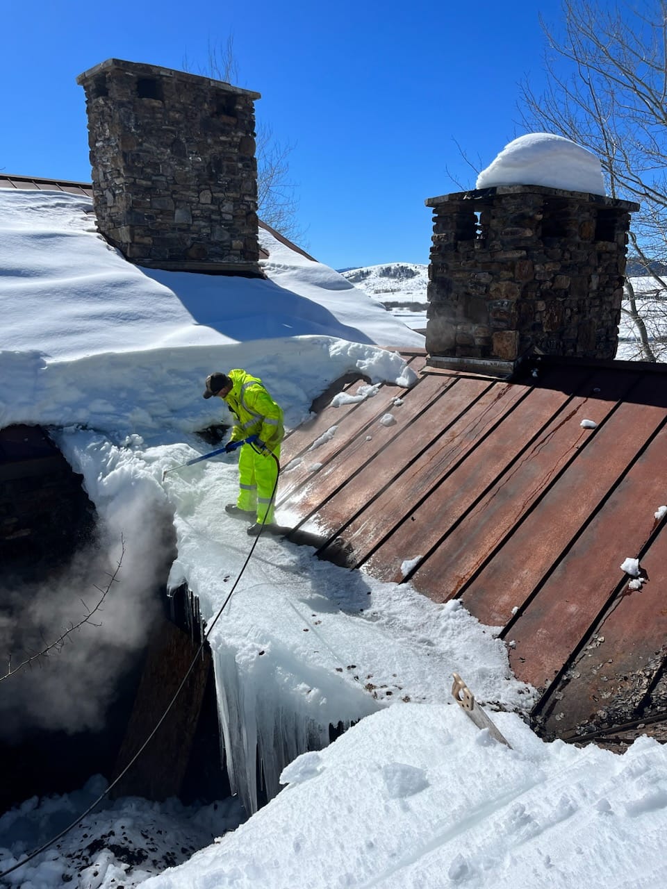 Ice Dam Steamers: Safe Roof Ice Removal in Wyoming